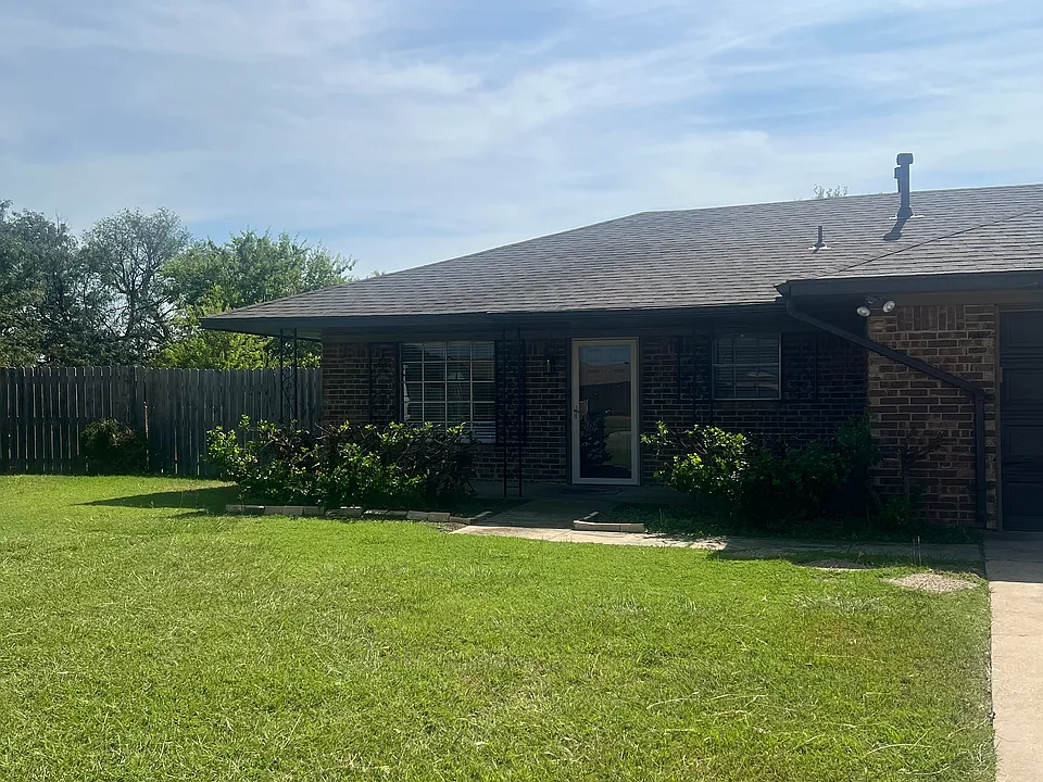 124 SE Surrey Ln