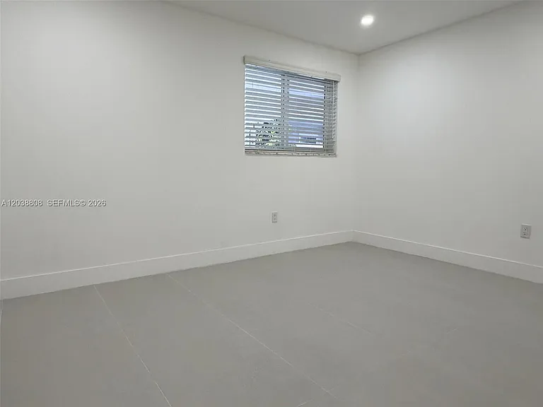 501 NW 25th Ct — Photo 6