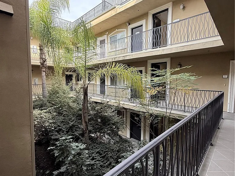 3401 S Bentley Ave #203 — Photo 32