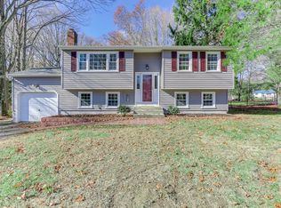 49 Long Hill Rd, Clinton, CT 06413