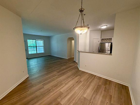 4th image of 310 Riverbend Dr APT 1E