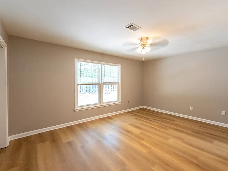 2496 Leeshire Rd #1 — Photo 14