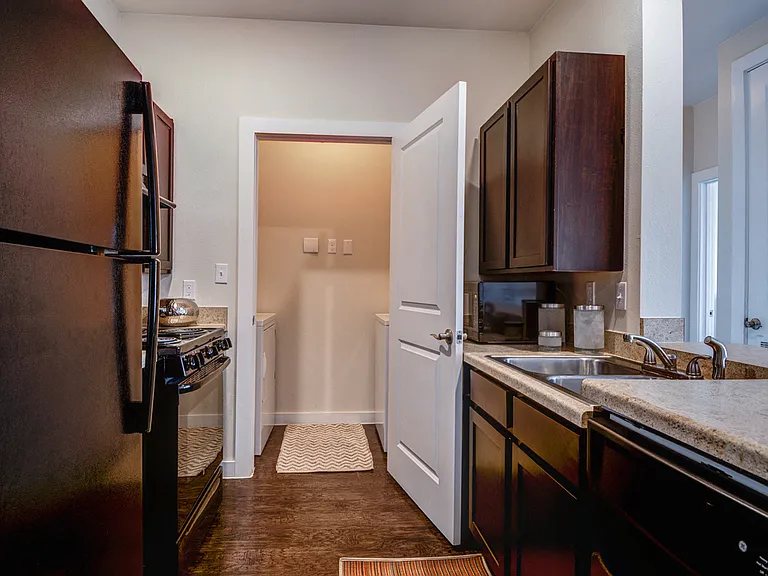 La Contessa Apartments — Photo 28