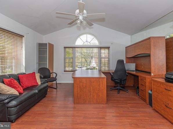 8 Mayflower Cir, Holland, PA 18966