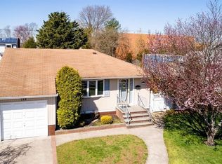712 Taft St, Bellmore, NY 11710