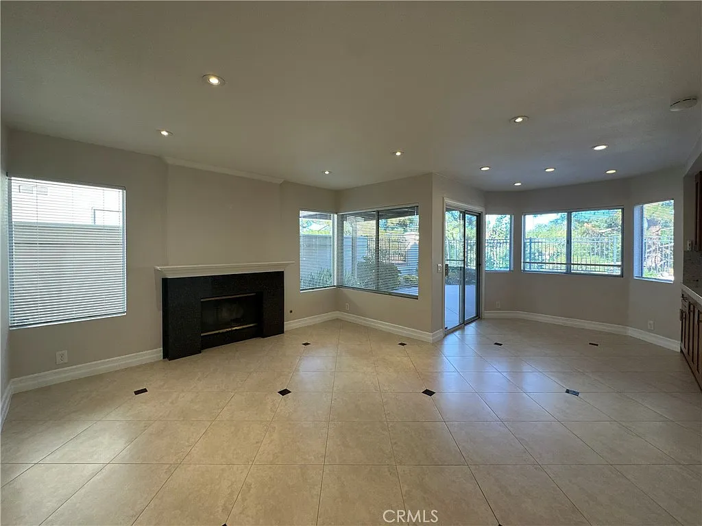 3 bed, 2.5 bath, 1904 sqft, $4,900 — Photo 4
