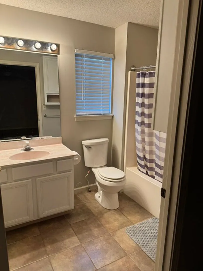 Charming 3-Bedroom, 2-Bathroom Home with 2-Car Garage and All-Seasons Room — Photo 3