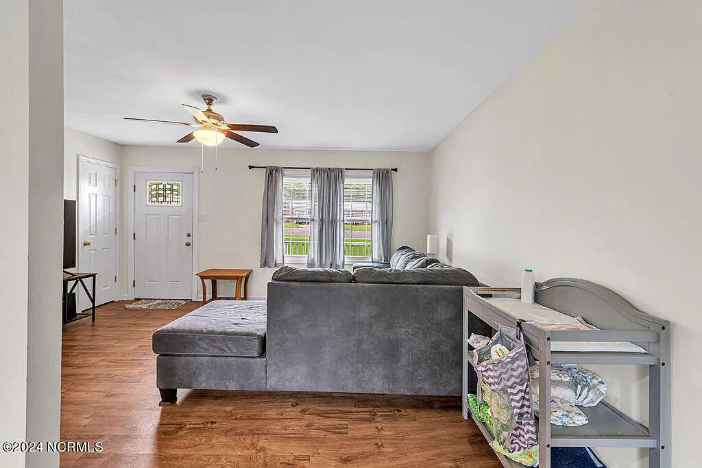 3 bed, 2.0 bath, 1010 sqft, $1,550 — Photo 4