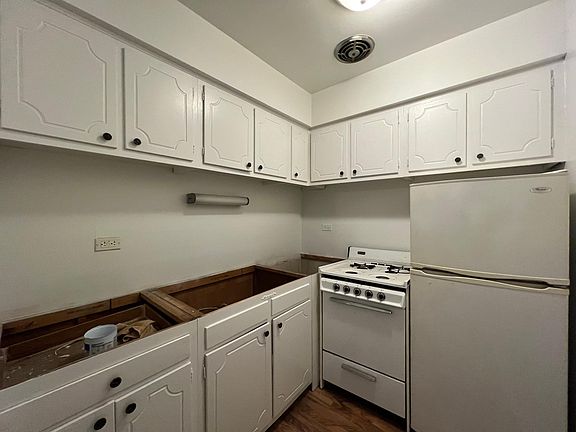 4th image of 514 W Melrose St #203