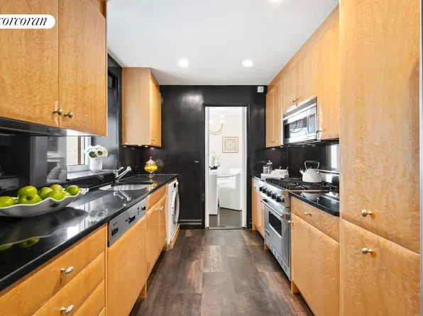 880 5th Avenue image 4 of 11