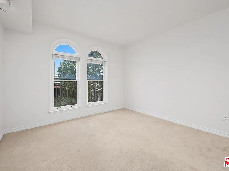 1000 Granville Ave #404 — Photo 46