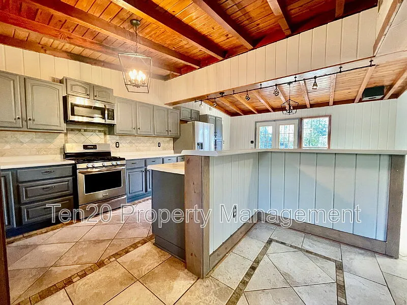 3 bed, 2.0 bath, 1358 sqft, $1,550 — Photo 2