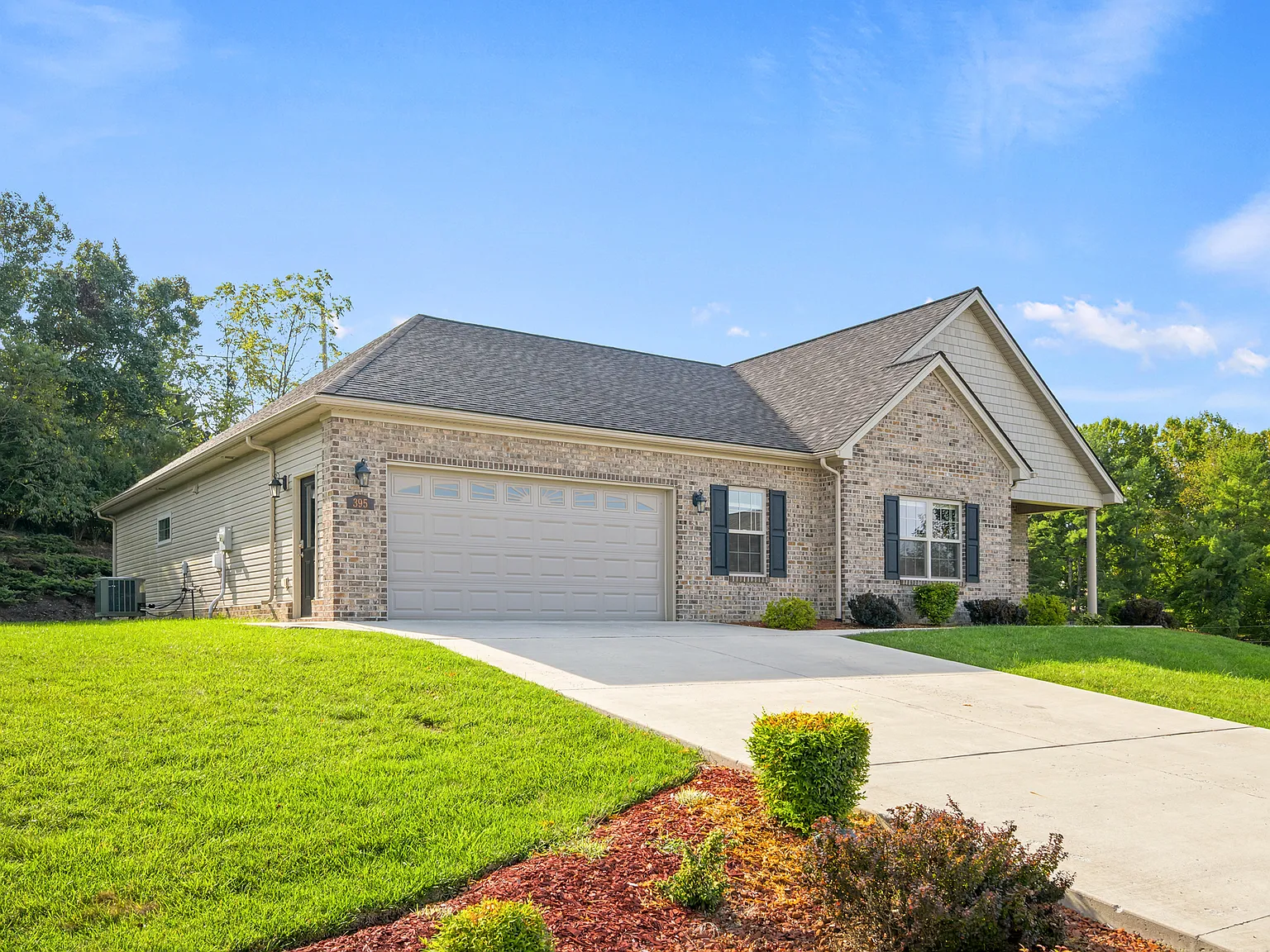 3 bed, 2289 sqft, $2,400 — Photo 3