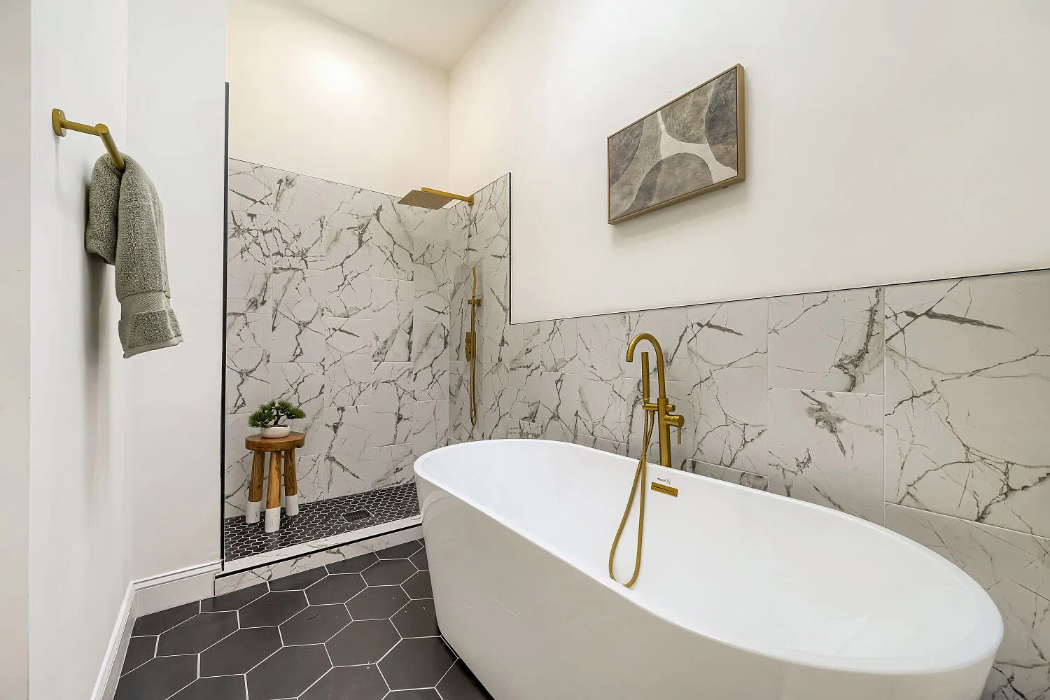7 bed, 4733 sqft, $1,000 — Photo 3