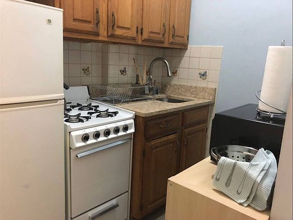 3rd image of 431 W 45th St #5C