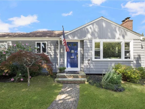 29 Juniper Dr, Cranston, RI 02920