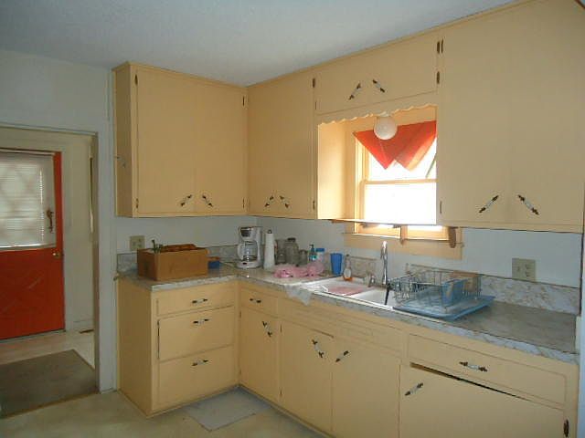 2nd image of 415 E McKinney St