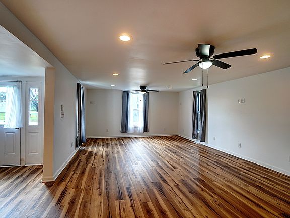 5th image of 820 N Main St
