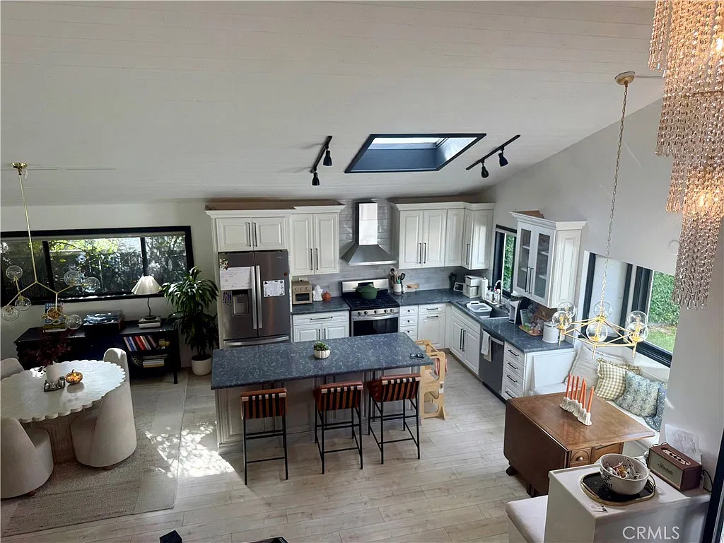 3 bed, 2119 sqft, $7,500 — Photo 2