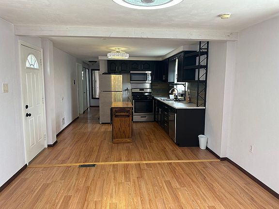 3rd image of 302 Meadowlark Ln