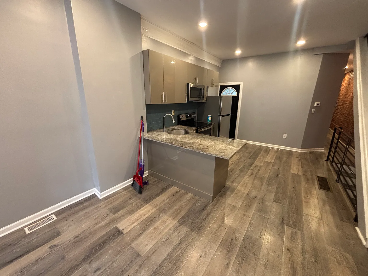 5 bed, 1500 sqft, $2,400 — Photo 2