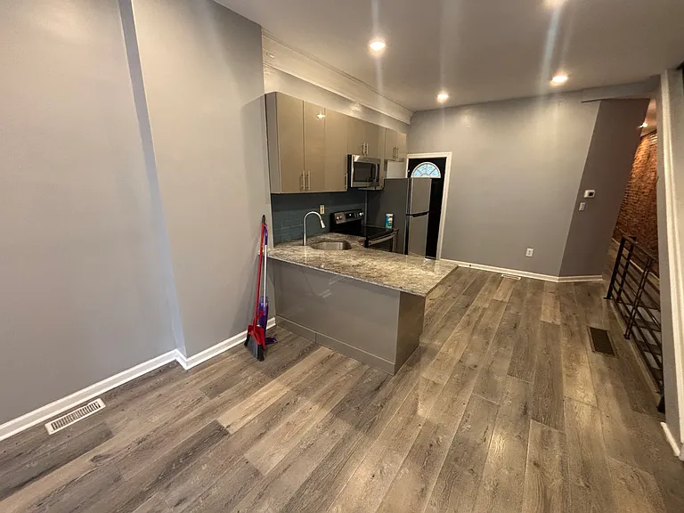 1717 Fontain St — Photo 2