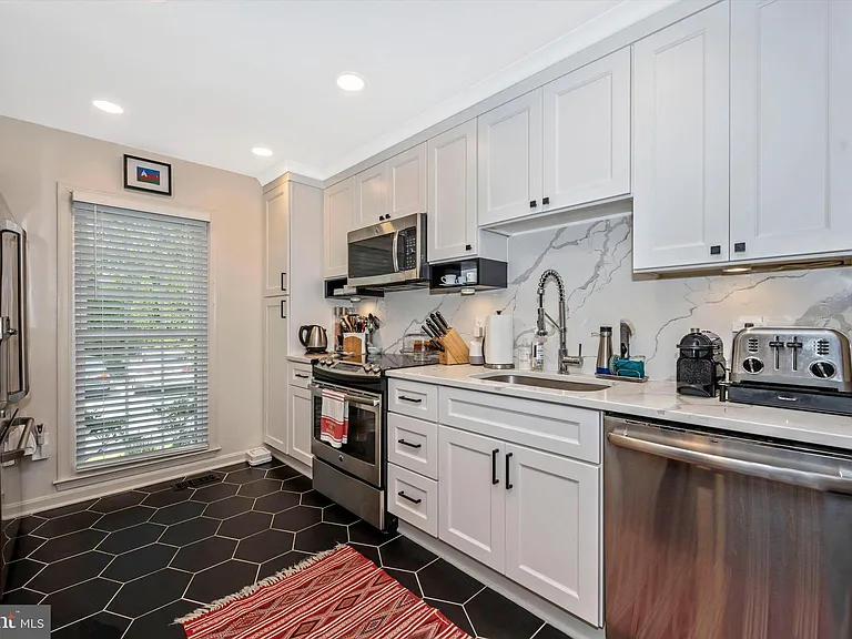 6402 Montrose Rd — Photo 15