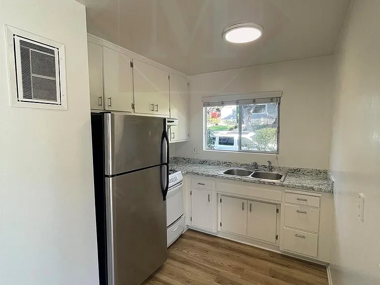 1313 Olive St #5 — Photo 8