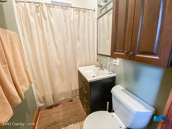 4th image of 1943 N Oakley Ave APT 2