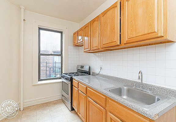 3rd image of 49 Clarkson Ave APT 4L