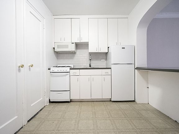 5th image of 322 E 55th St APT 3B