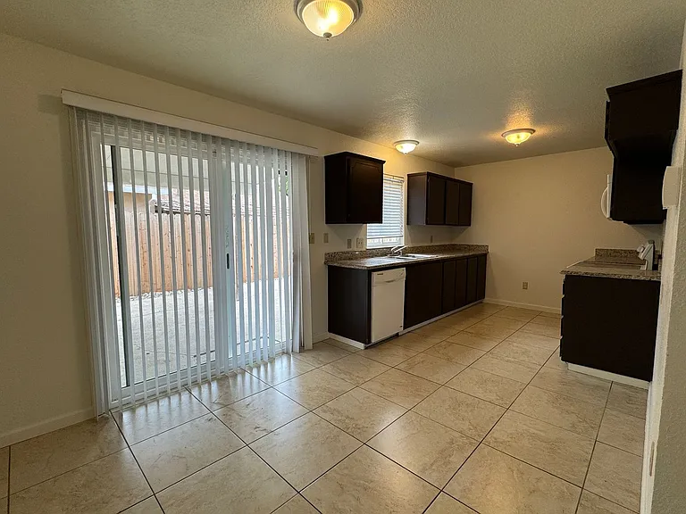 2047 Deauville Dr — Photo 6