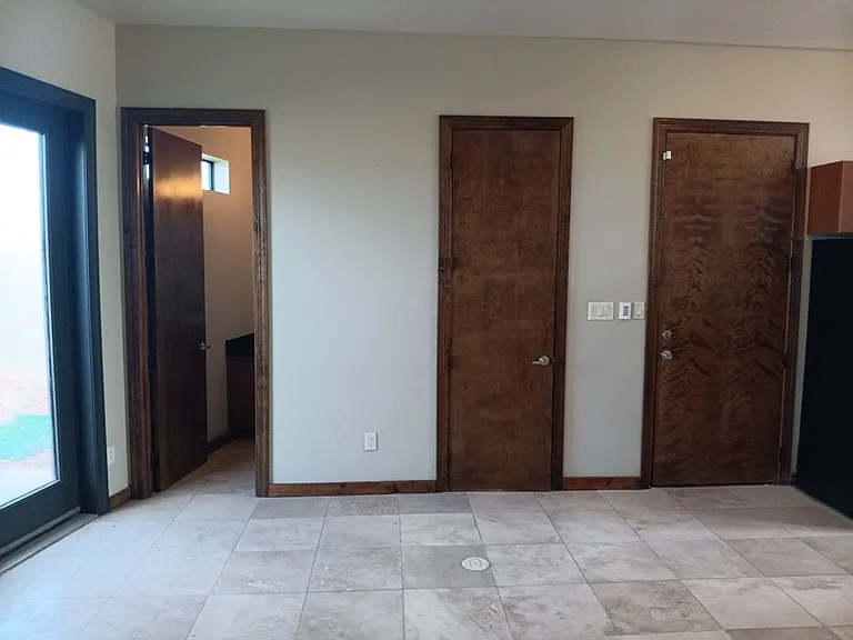 915 Edith Blvd NE — Photo 7