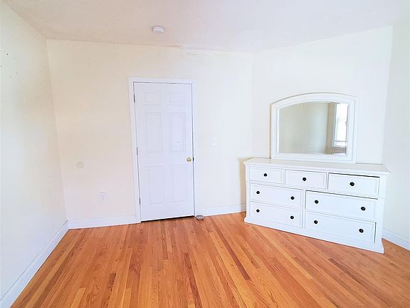 5th image of 385 Columbia St