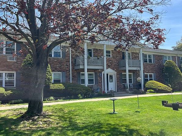 35 Fairharbor Dr, Patchogue, NY 11772