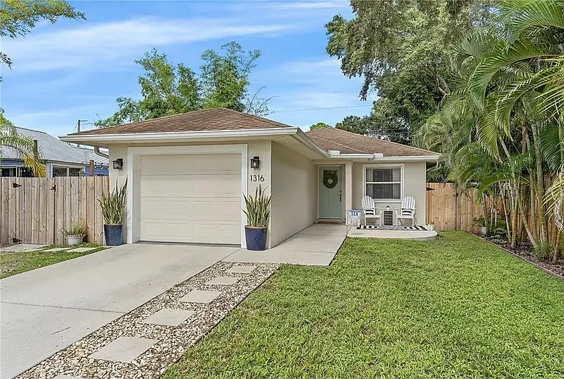3 bed, 2.0 bath, 1200 sqft, $2,595 — Photo 2
