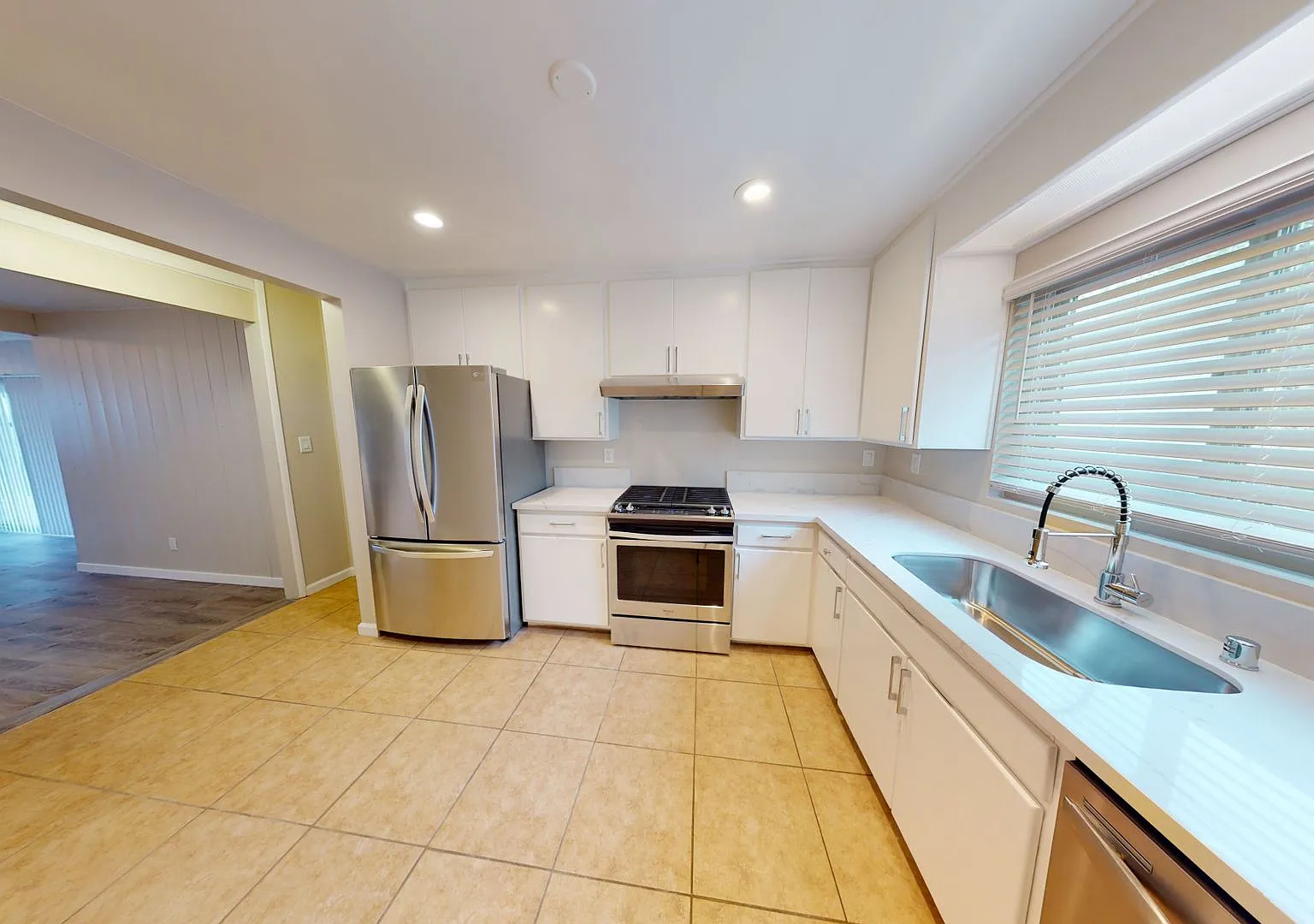 5BD/3BA on Hewlett, Quiet Neighborhood! 2 Car Garage — Photo 4