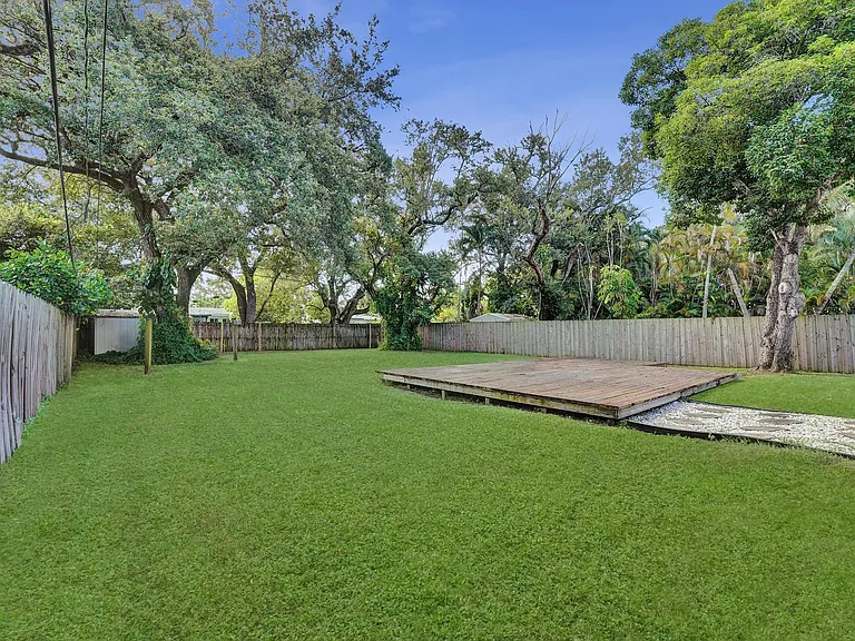 300 SW 19th Ave — Photo 27