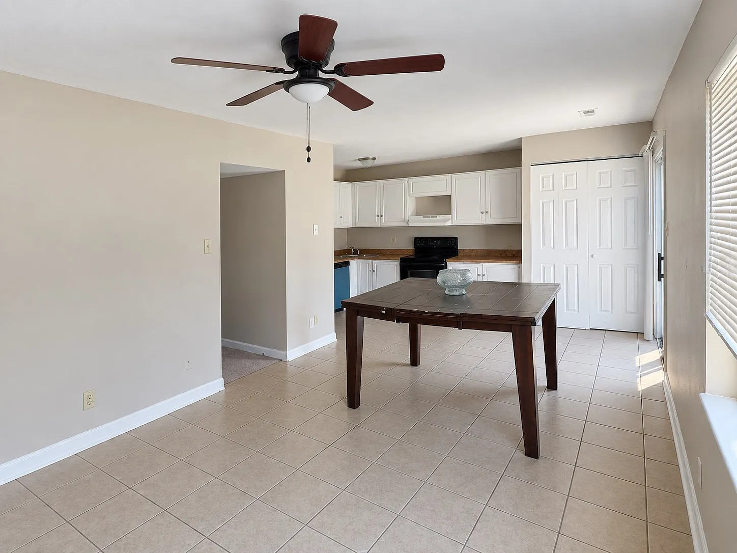 4 bed, 3.5 bath, 2700 sqft, $1,949 — Photo 3