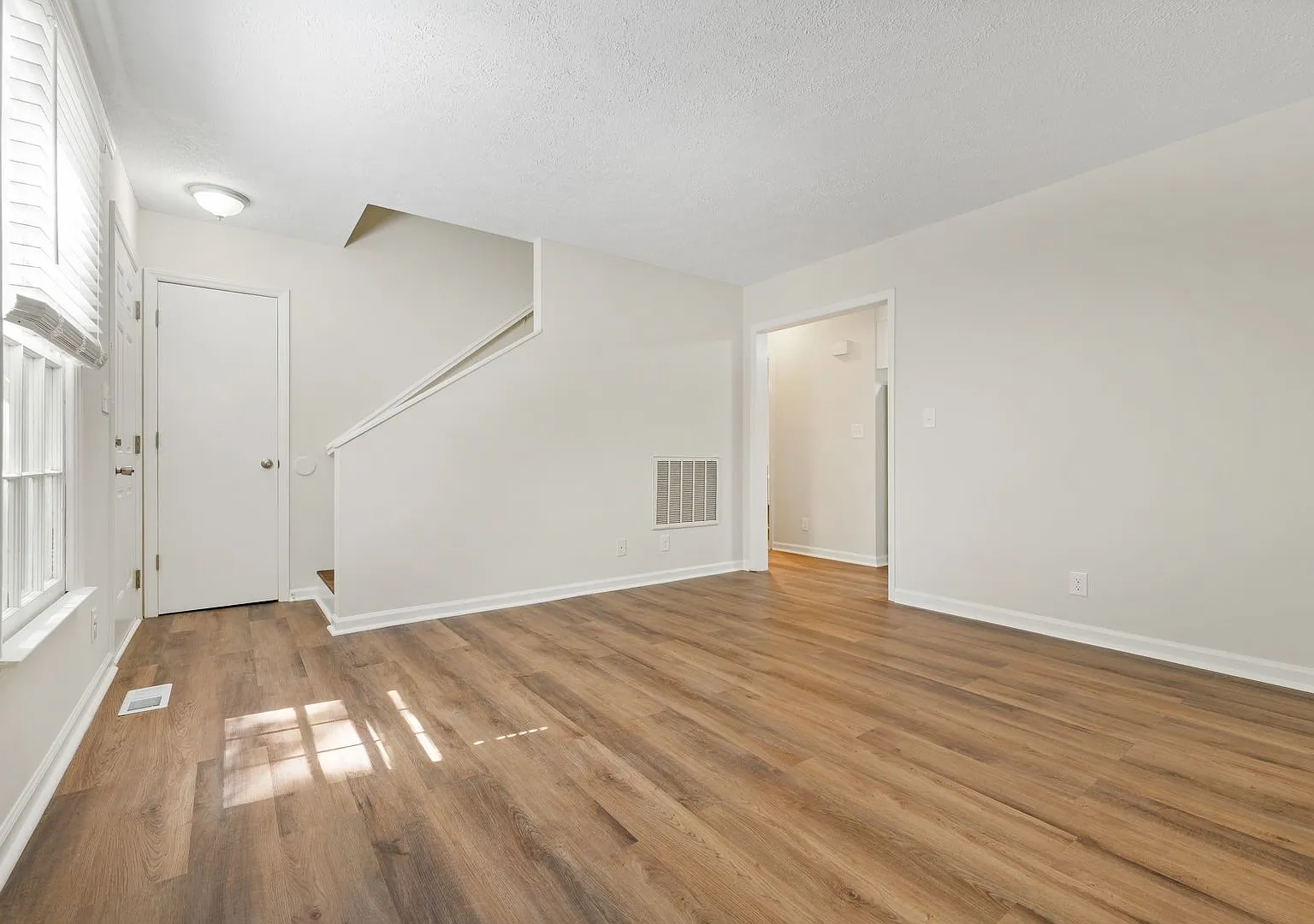 Private Brick House in Country Setting- Available Now! — Photo 4