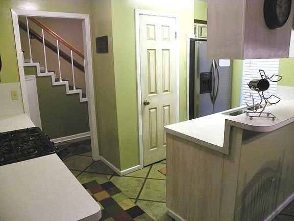 3rd image of 913 Townwood Dr