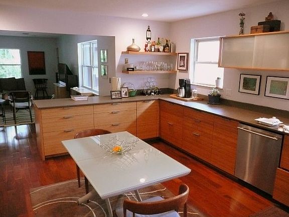 4th image of 743 W 42nd St