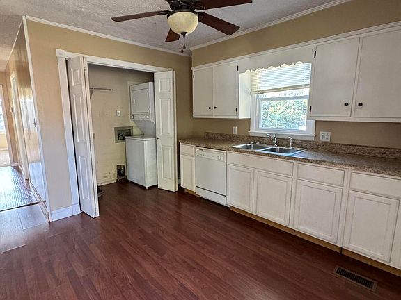 3rd image of 101 W Ruth Dr