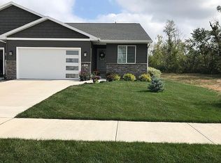 335 S Blairsferry Xing, Hiawatha, IA 52233