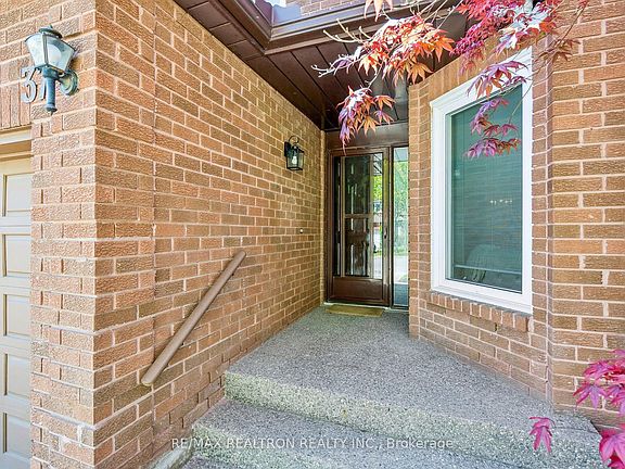 3rd image of 37 Dundurn Cres
