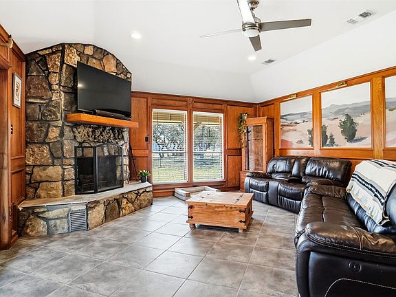 2nd image of 1901 Adams Ln