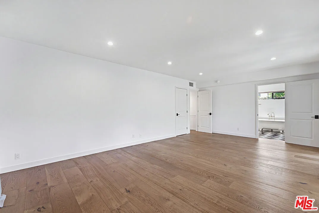 2 bed, 2.0 bath, 1900 sqft, $8,750 — Photo 4