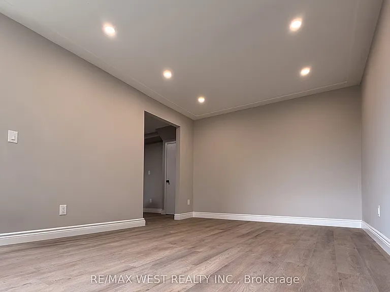 19 Brenda Ct #3 — Photo 2