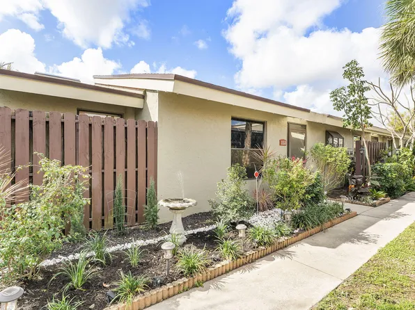 153 Meadows Drive, Boynton Beach, FL 33436
