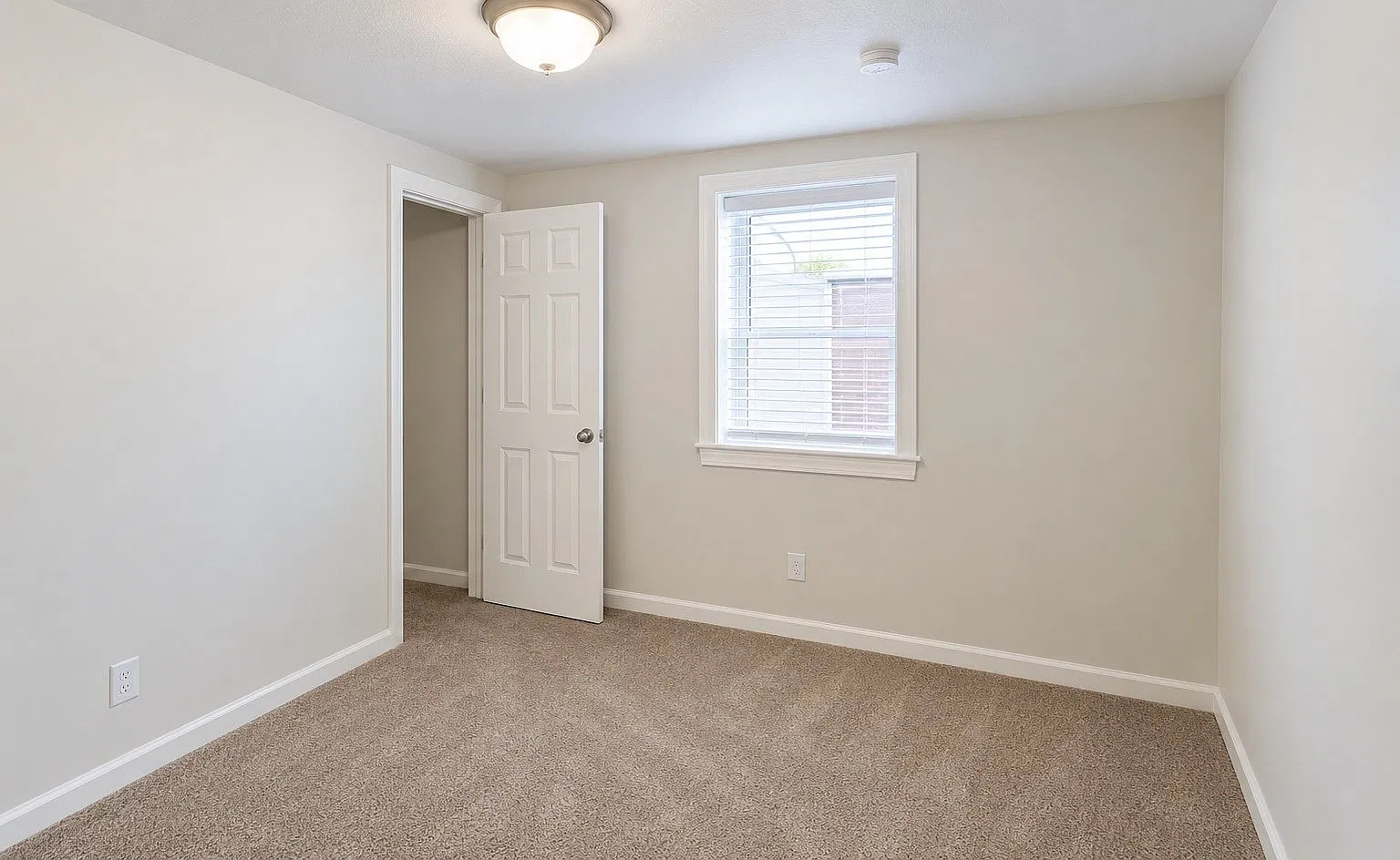 5 bed, 1.0 bath, 2400 sqft, $595 — Photo 1
